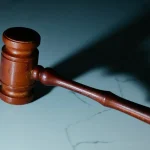 Maillet de juge posé sur une table