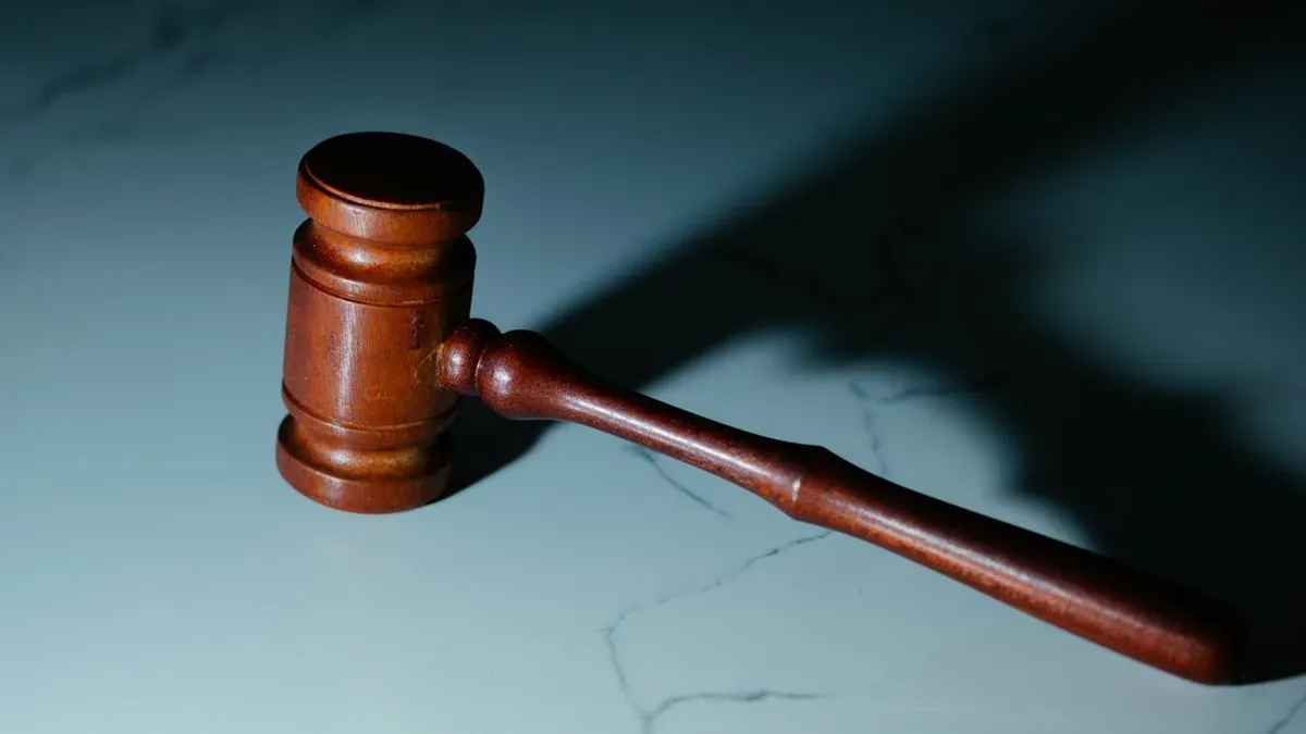Maillet de juge posé sur une table